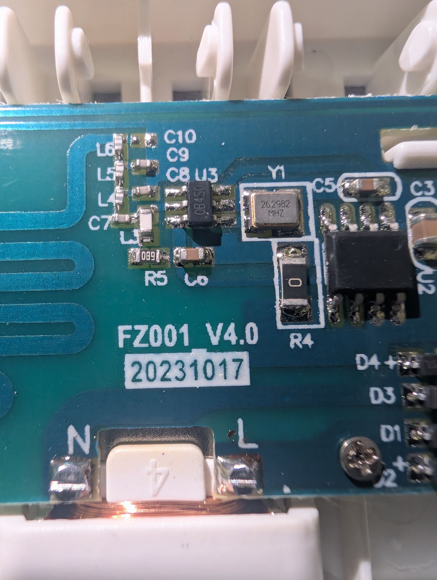 뜯어낸 스위치 기판: Y1 크리스털에 26.2982MHz, 기판 번호 FZ001 V4.0, 옆의 메인 칩은 각인이 없다